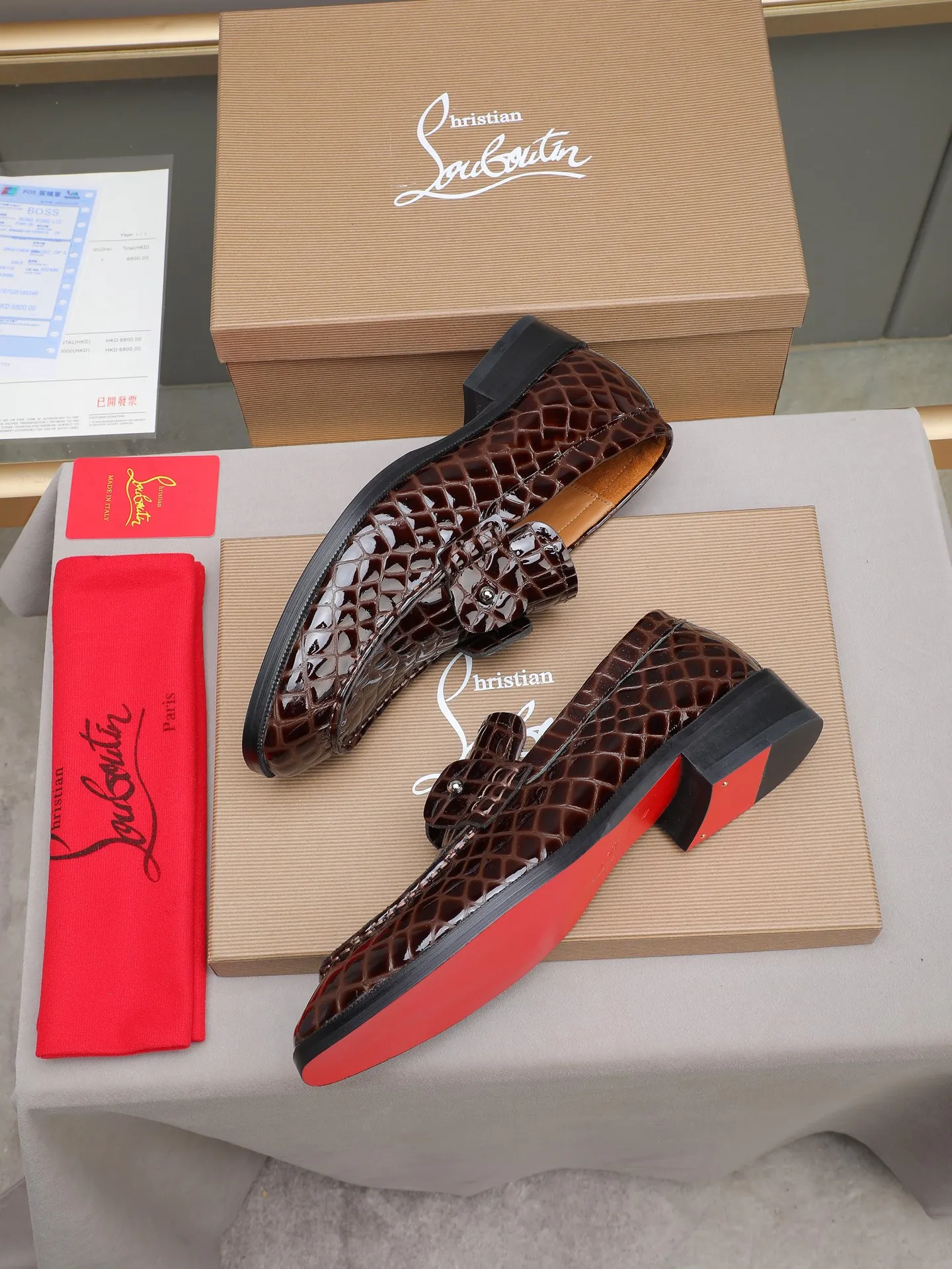 PP580 CL New formal dress shoes Christia* Loubouti* Red-soled shoes GREGGO men's Oxford shoes Official price Made of imported cowhide/glossy patent leather/glossy small square pointed toe design Iconic red outsole, extremely personalized shoe Original color cowhide lining Original Italian leather outsole; fine workmanship brings you a luxurious experience Clean silhouette and straightforwardness, GREGGO men's Oxford shoes It is an Oxford shoe type born for city roaming. Standard leather shoe size: 38～44# (45🉑️customized)
